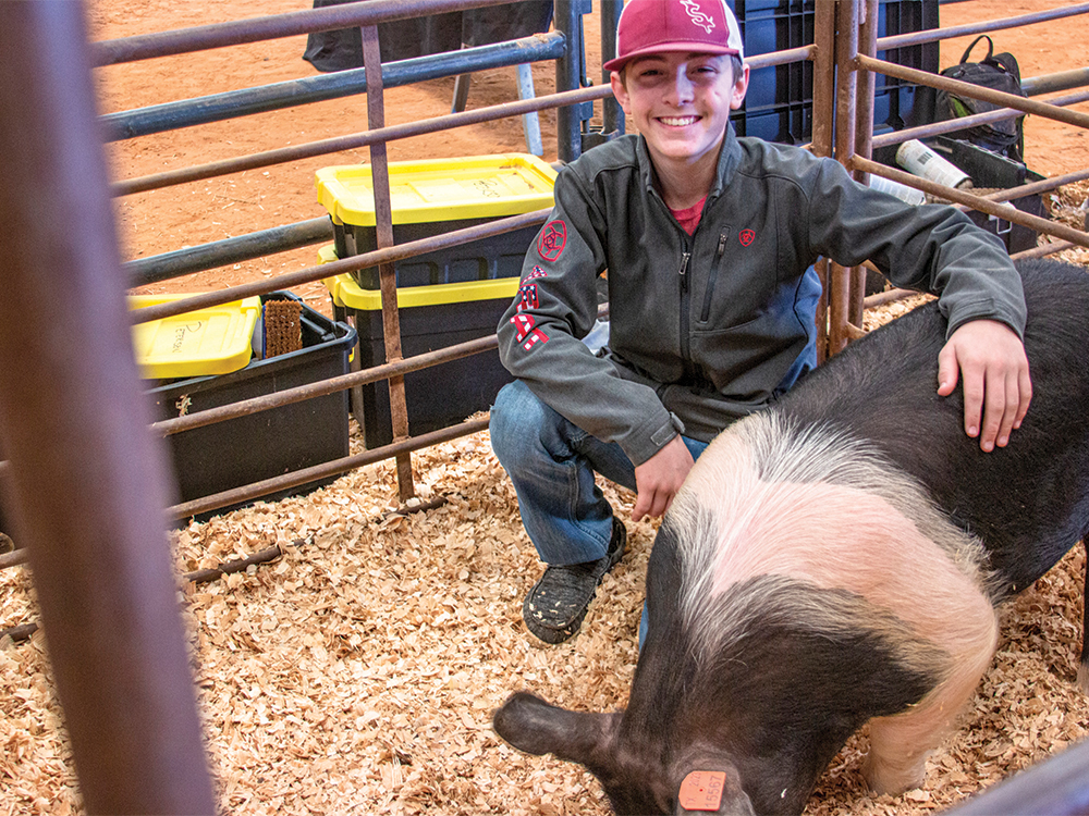 Kale Peterson, from Valley View FFA, with his pig. Photo by NICHOLAS SAKELARIS