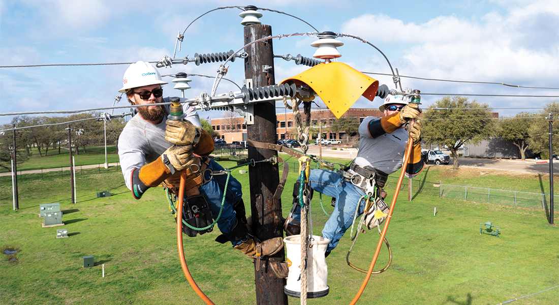 Linemen Garrett McFerren and Justin Brown secure
a jumper. Photos by BRIAN ELLEDGE (expect where noted)