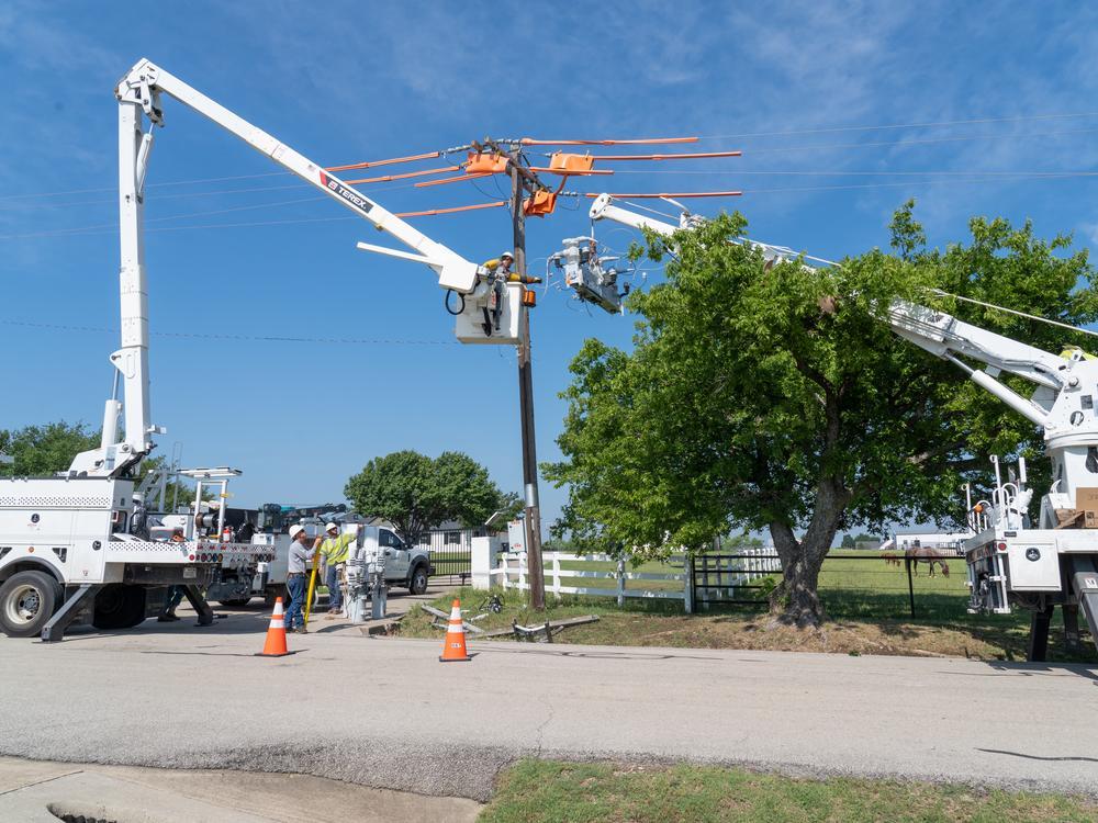 Intellirupter installation replacing 3 in 1 phase breakers in Aubrey. Photo by BRIAN ELLEDGE/CoServ