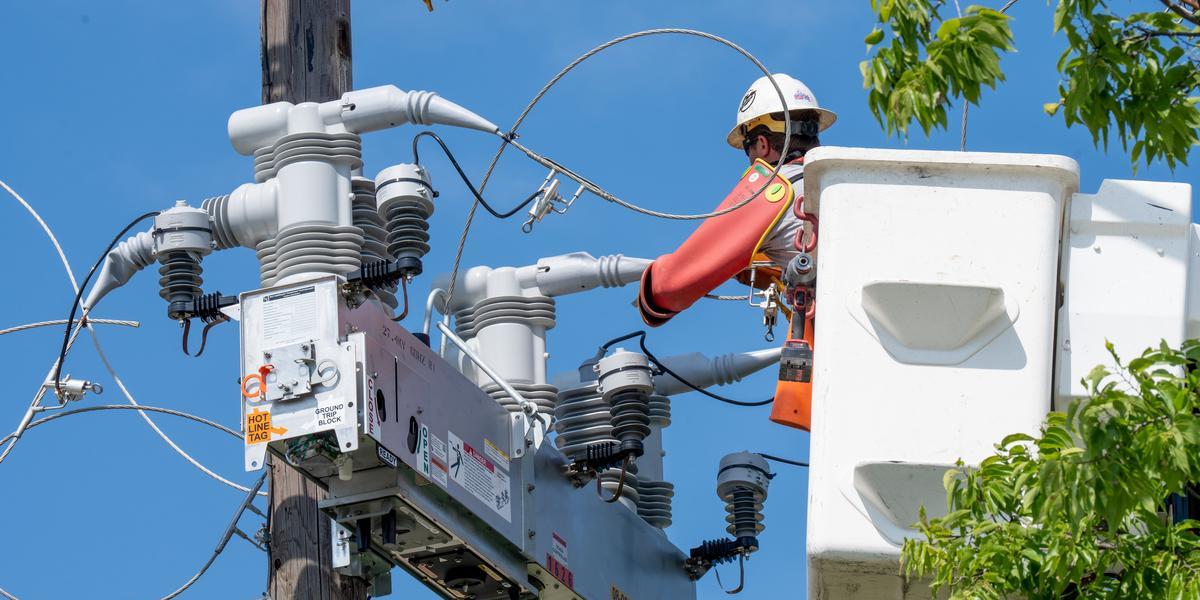 Intellirupter installation replacing 3 in 1 phase breakers in Aubrey. Photo by BRIAN ELLEDGE/CoServ