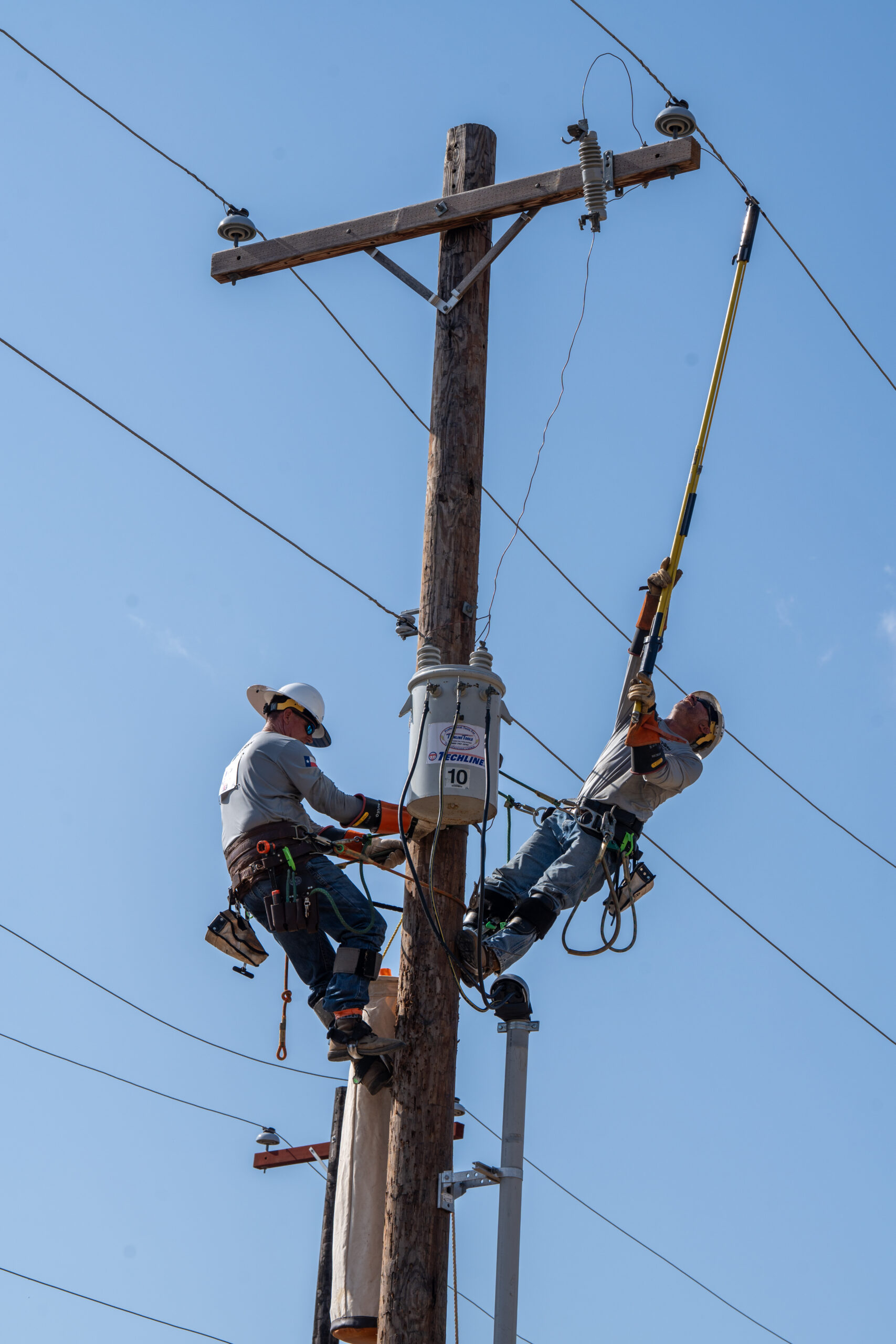 CoServ's 2023 Linemen Rodeo team Senior Journeyman Team member Alex Garza and Chris Hammonds change out the transformer. 