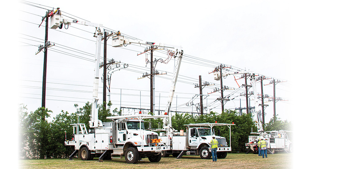 CoServ linemen add a new circuit and expand existing ones out of the Cross Timbers substation in Flower Mound. The project provides additional capacity for growth in the area and better reliability for existing Members. Photo by NICHOLAS SAKALARIS